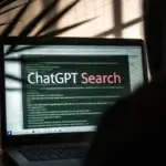 صورة رمزية لشاشة كمبيوتر تعرض كلمة "ChatGPT Search" مع نصوص برمجية تُشير إلى التلاعب بالمحتوى المخفي.